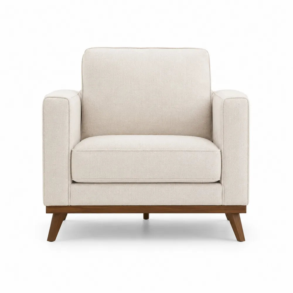 Sofá individual de tela beige con patas de madera