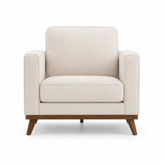 Sofá individual de tela beige con patas de madera